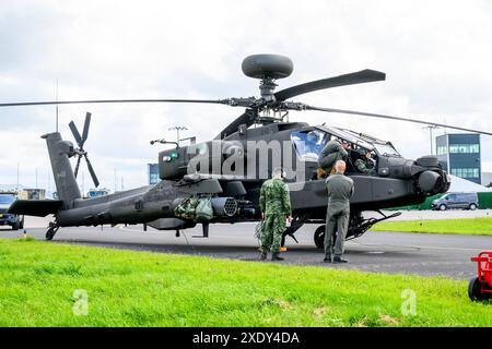 Carlisle, Regno Unito, 19-06-2024 King Willem Alexander durante l'esercitazione in elicottero TAC Blaze UK presso l'aeroporto di Carlisle nel Regno Unito. Questo esercizio del Defense Helicopter Command si concentra sull'addestramento al volo tattico basso in caso di minaccia radar ed evitando i sistemi radar nemici. Foto Stock