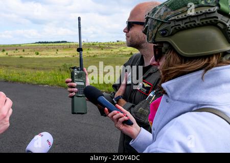 Carlisle, Regno Unito, 19-06-2024 King Willem Alexander durante l'esercitazione in elicottero TAC Blaze UK presso l'aeroporto di Carlisle nel Regno Unito. Questo esercizio del Defense Helicopter Command si concentra sull'addestramento al volo tattico basso in caso di minaccia radar ed evitando i sistemi radar nemici. Foto Stock