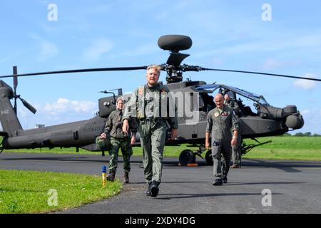 Carlisle, Regno Unito, 19-06-2024 King Willem Alexander durante l'esercitazione in elicottero TAC Blaze UK presso l'aeroporto di Carlisle nel Regno Unito. Questo esercizio del Defense Helicopter Command si concentra sull'addestramento al volo tattico basso in caso di minaccia radar ed evitando i sistemi radar nemici. Foto Stock