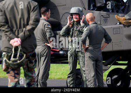 Carlisle, Regno Unito, 19-06-2024 King Willem Alexander durante l'esercitazione in elicottero TAC Blaze UK presso l'aeroporto di Carlisle nel Regno Unito. Questo esercizio del Defense Helicopter Command si concentra sull'addestramento al volo tattico basso in caso di minaccia radar ed evitando i sistemi radar nemici. Foto Stock