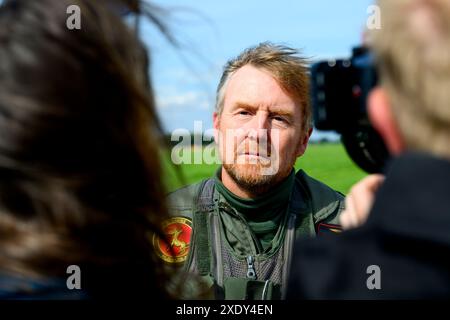 Carlisle, Regno Unito, 19-06-2024 King Willem Alexander durante l'esercitazione in elicottero TAC Blaze UK presso l'aeroporto di Carlisle nel Regno Unito. Questo esercizio del Defense Helicopter Command si concentra sull'addestramento al volo tattico basso in caso di minaccia radar ed evitando i sistemi radar nemici. Foto Stock