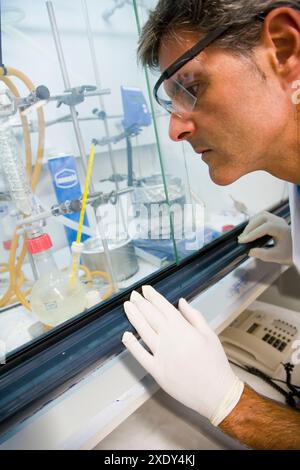 Politecnico, Università dei Paesi Baschi, Donostia, Gipuzkoa, Paesi Baschi. Polimerizzazione. Laboratorio dell'industria chimica ed elettrochimica Foto Stock