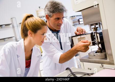 Politecnico, Università dei Paesi Baschi, Donostia. ARES Reomether (con modulo di analisi ottica e analizzatore dielettrico). Lab of Chemical Indus Foto Stock