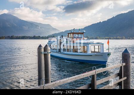 Geografia / viaggi, Germania, Baviera, nave passeggeri Kreuth sul pontile di atterraggio di Tegernsee, INFORMAZIONI-DIRITTI-SUPPLEMENTARI-NON-DISPONIBILI Foto Stock