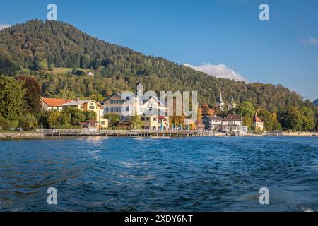 Geografia / viaggi, Germania, Baviera, lungolago di Tegernsee con il municipio visto dal lago, ULTERIORI DIRITTI-INFORMAZIONI-NON-DISPONIBILI Foto Stock