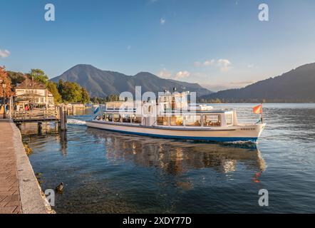 Geografia / viaggi, Germania, Baviera, nave passeggeri Kreuth sul pontile del municipio di Tegernsee, INFORMAZIONI-DIRITTI-SUPPLEMENTARI-NON-DISPONIBILI Foto Stock