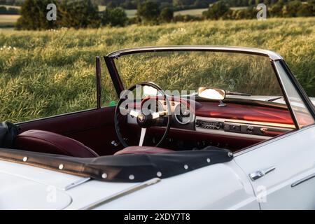 Fiat 1500 auto d'epoca in un bellissimo tramonto vicino a un campo di mais Foto Stock