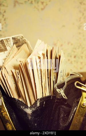 Vecchia carta lettere e documenti in Borsette vintage Foto Stock