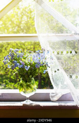 Bouquet di "Forget me Not" nella wineglass Foto Stock