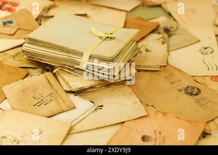 Molte vecchie lettere di carta postale Foto Stock