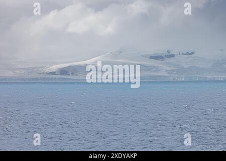 La costa meridionale ghiacciata di Elephant Island, un'isola montuosa al largo della costa dell'Antartide Foto Stock