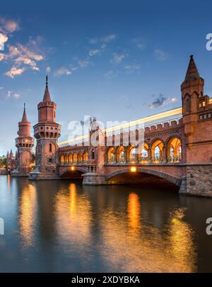 Geografia / viaggi, Germania, Berlino, ponte Oberbaum illuminato sul fiume Sprea, INFORMAZIONI-DIRITTI-SUPPLEMENTARI-NON-DISPONIBILI Foto Stock