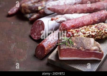 Mix di prosciutto, salame e salsicce sul tavolo Foto Stock