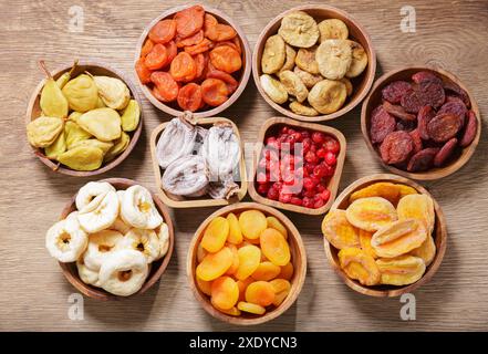 ciotole di frutta secca su un tavolo di legno, vista dall'alto Foto Stock