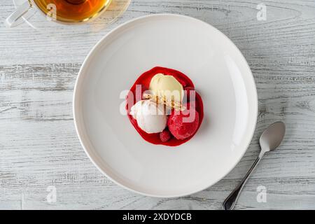 Lampone e gelato in un recipiente bianco in porcellana Foto Stock