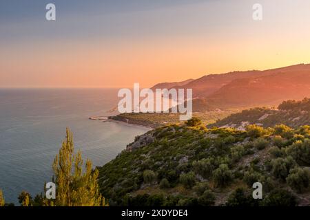 Tramonto meraviglioso sulla costa Foto Stock