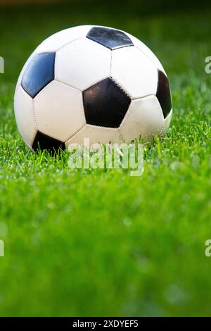 Palla da calcio all'aperto classica bianca e nera, palla da calcio da allenamento. Foto Stock