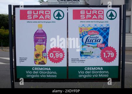 Cremona, Italia - 15 giugno 2024 Eurospar Offerte speciali sull'olio di girasole e mozzarella in evidenza su un cartellone presso un supermercato Eurospar in IT Foto Stock