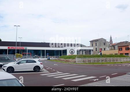 Cremona, Italia - 15 giugno 2024 Eurospar moderno supermercato con un uomo che chiude il bagagliaio della sua auto in un parcheggio Foto Stock