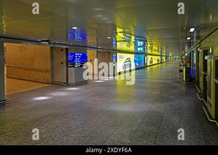 Nessun visitatore e nessun passeggero sull'aeroporto di francoforte sul reno principale durante la corona nei corridoi vuoti Foto Stock