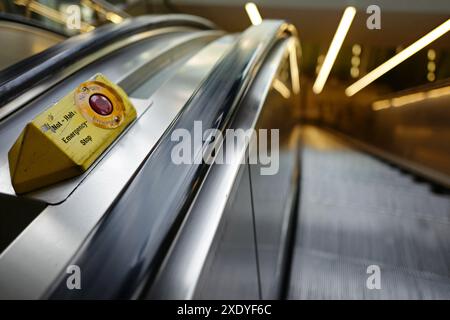 Scala mobile vuota con arresto di emergenza all'aeroporto frankfurt rhein Main durante la pandemia corona Foto Stock