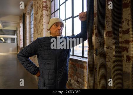 uomo triste maturo, 60 anni anziano con attenzione alla finestra panoramica, difficoltà emotive e sfide di vita, crisi di mezza età, tumulti emotivi, diff di vita Foto Stock