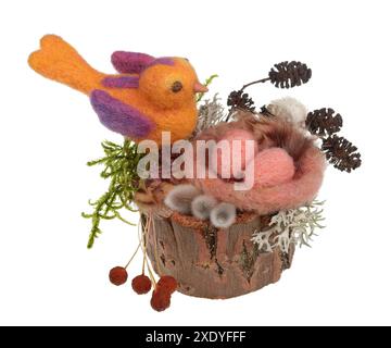 Nido di pino fatto a mano di Pasqua e divertente uccello di arancia di lana con uova isolate Foto Stock