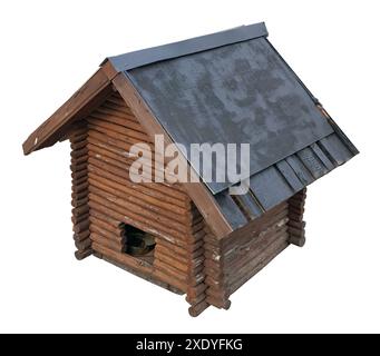I volontari costruirono una casa di legno per gatti randagi isolati Foto Stock