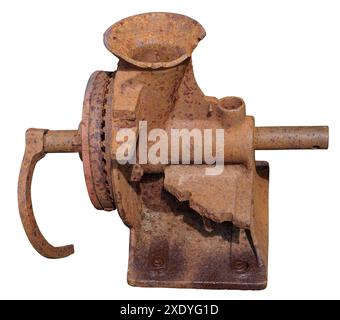 Macchina manuale vintage ruggine per macinare chicchi di caffè e cereali isolati Foto Stock