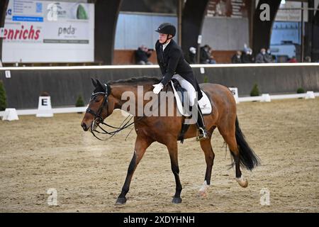 S Dressage Riding a Darmstadt Kranichstein Winter Tour i Foto Stock