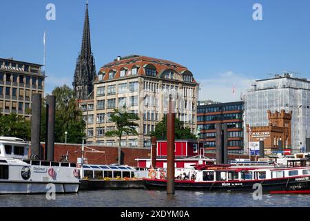 Chiatte nel canale doganale di fronte alle banchine di Amburgo, Germania â€‹ Foto Stock