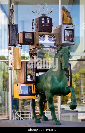 Statua equestre Pre Bell Man di fronte al Museo della comunicazione, Germania, Assia, Francoforte sul meno Foto Stock