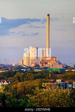 Vista dalla punta Pluto Soil della centrale combinata di calore ed energia elettrica di Herne con il suo camino alto 300 metri, Germania, Renania settentrionale-Vestfalia, zona della Ruhr, Foto Stock