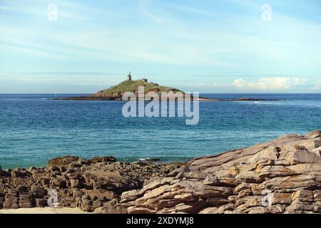 Ilot Saint-Michel con la piccola cappella di San Michele de la Roche au Nay, la Chapelle Saint-Michel, Francia, Bretagna, dipartimento Cotes-d’Armor, er Foto Stock