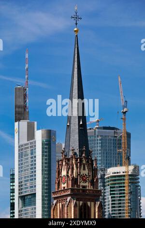 Torre della chiesa della Dreikoenigskirche di fronte ai grattacieli del quartiere finanziario, Germania, Assia, Francoforte sul meno Foto Stock