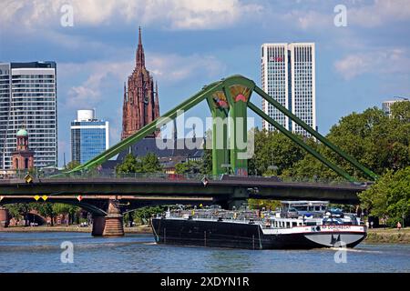 Chiatta sul meno di fronte al Ponte minore e alla cattedrale di Francoforte, Germania, Assia, Francoforte sul meno Foto Stock