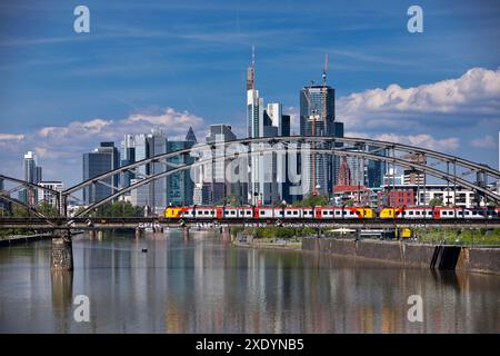 Ferrovia regionale sul ponte Deutschherrnbruecke sul fiume meno di fronte allo skyline di Francoforte, Germania, Assia, Francoforte sul meno Foto Stock