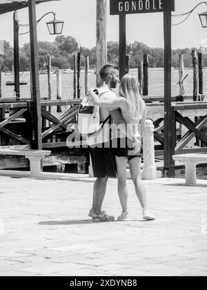 Venezia, Italia - 30 giugno 20220 coppia amorevole aspetta un giro in gondola a venezia, italia, circondato da paesaggi pittoreschi, condividono un romantico mome Foto Stock
