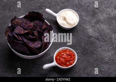 Patatine dolci viola con salse Foto Stock