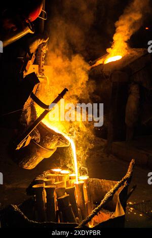 Fusione di cera persa industriale. Il processo di colata per il riempimento di gusci ceramici con acciaio fuso. Foto Stock