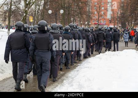 Incontro pubblico a sostegno di Navalny, poliziotti in caschi neri attendono il comando di arrestare i manifestanti. Foto Stock