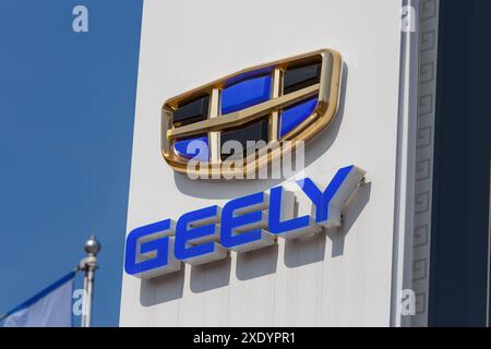 Il logo Geely sul pilastro della concessionaria di auto nelle giornate di sole - Geely è uno dei maggiori produttori cinesi di automobili Foto Stock