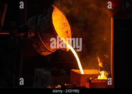 Vista ravvicinata della colatura industriale. Il processo di riempimento dello stampo con metallo fuso. Foto Stock