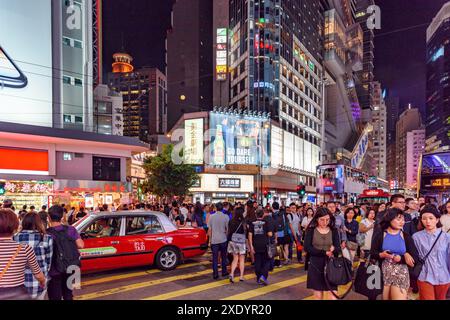 Hong Kong - 20 ottobre 2017: Pedoni che attraversano Hennessy Road a Causeway Bay. Hong Kong è una popolare destinazione turistica dell'Asia. Foto Stock