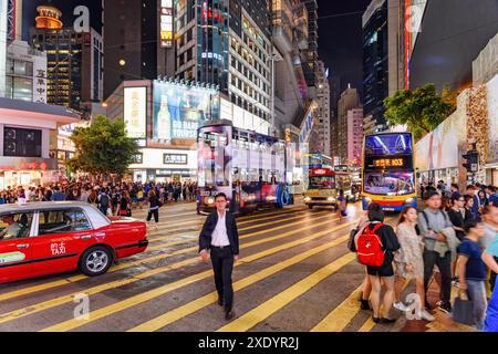 Hong Kong - 20 ottobre 2017: Pedoni che attraversano Hennessy Road a Causeway Bay. Hong Kong è una popolare destinazione turistica dell'Asia. Foto Stock