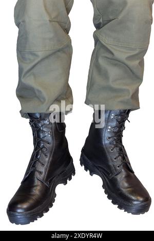 Gambe in pantaloni cachi dell'esercito e stivali militari Foto Stock