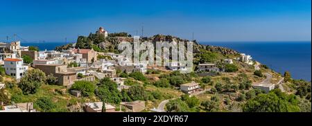 Villaggio di Sellia, case sparse intorno alle colline vicino alla costa del Mar libico, foschia in lontananza causata dalla polvere del Sahara, vicino a Plakias, Creta centrale, Grecia Foto Stock