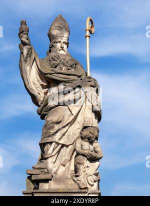 Statua di Sant'Agostino sul Ponte Carlo di Praga Foto Stock