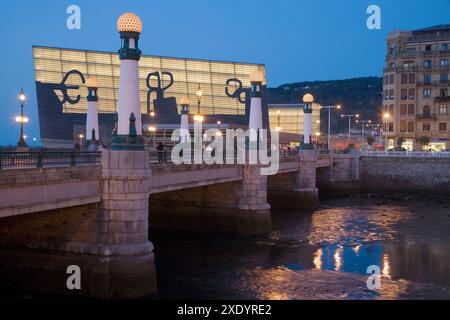 Ponte Zurriola e Kursaal Center di Rafael Moneo con sagome Peines del Viento di Eduardo Chillida sulla facciata, San Sebastian. Guipuzcoa, Ba Foto Stock