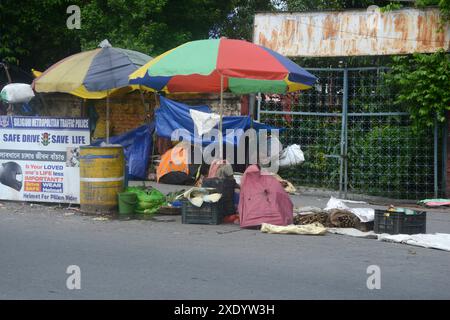 Siliguri, Bengala Occidentale, India. 25 giugno 2024. Un venditore indiano di prodotti stradali attende i clienti presso il suo stand mentre vende verdure a Siliguri (immagine di credito: © Diptendu Dutta/ZUMA Press Wire) SOLO PER USO EDITORIALE! Non per USO commerciale! Foto Stock